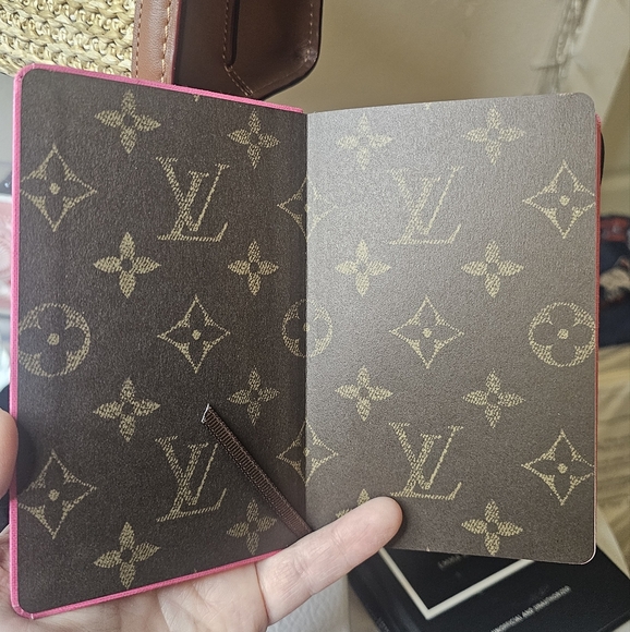 Louis Vuitton Pink Monogram Small Notebook! - Picture 4 of 11